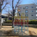 小さい公園ですが鉄棒あり。ちょっと...