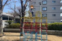 小さい公園ですが鉄棒あり。ちょっと...