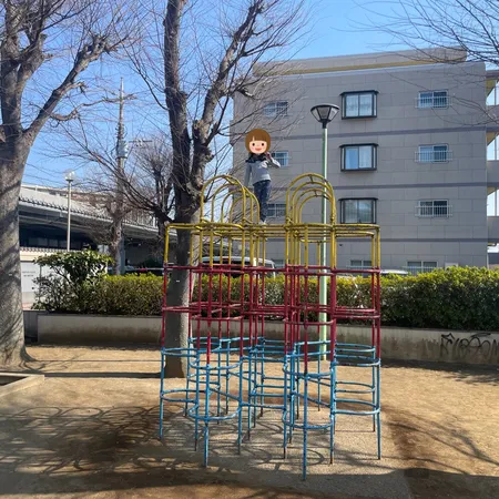 小さい公園ですが鉄棒あり。ちょっと...