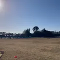 グラウンドに併設された、古びた公園...