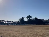 グラウンドに併設された、古びた公園...