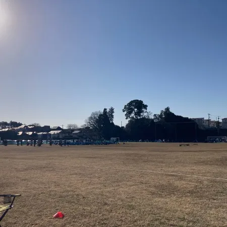 グラウンドに併設された、古びた公園...
