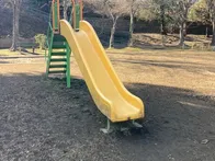 グラウンドに併設された、古びた公園...