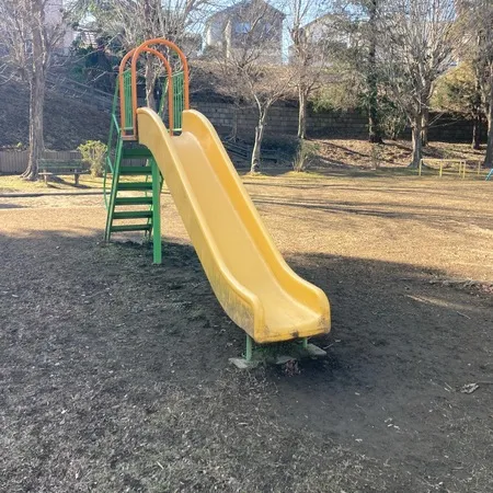 グラウンドに併設された、古びた公園...