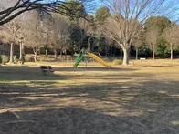 グラウンドに併設された、古びた公園...