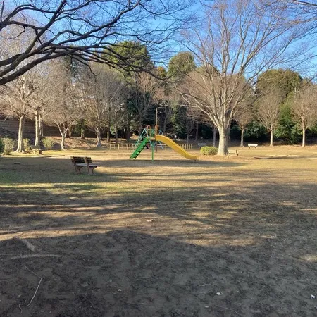 グラウンドに併設された、古びた公園...