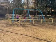 グラウンドに併設された、古びた公園...