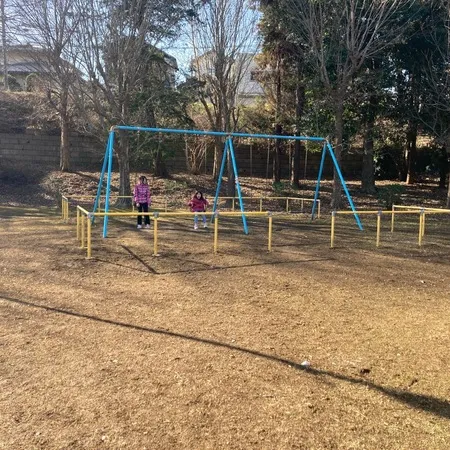 グラウンドに併設された、古びた公園...