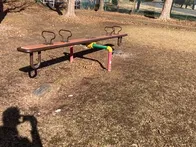 グラウンドに併設された、古びた公園...