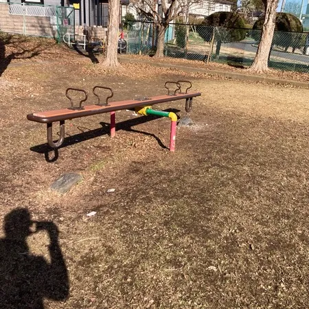 グラウンドに併設された、古びた公園...