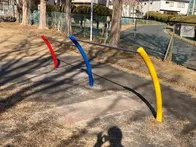 グラウンドに併設された、古びた公園...
