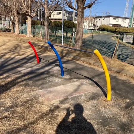 グラウンドに併設された、古びた公園...