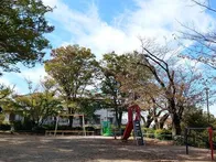 今時珍しいくるくる回る遊具あります...
