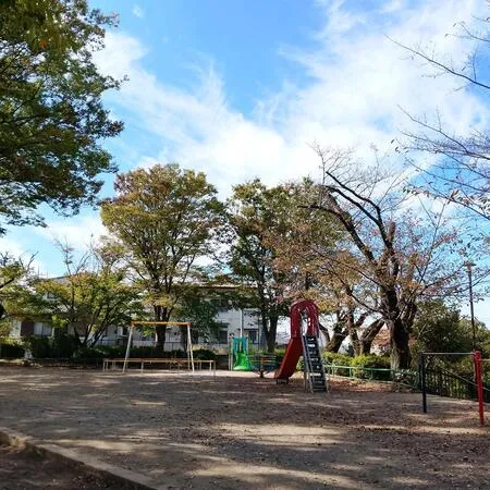 今時珍しいくるくる回る遊具あります...