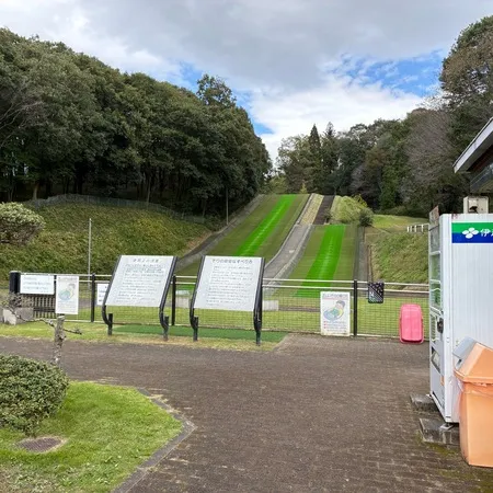 遊具広場のすぐ横に駐車場があります...