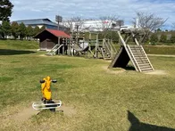 遊具広場のすぐ横に駐車場があります...