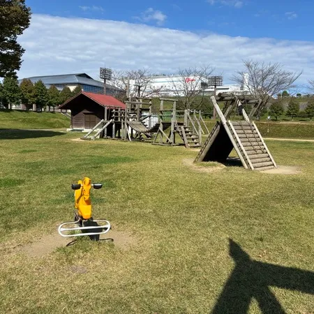 遊具広場のすぐ横に駐車場があります...
