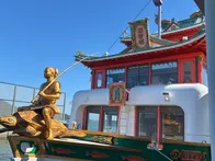 浦島太郎モチーフの船でイルカ島へ行...