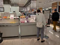 地下の食料品売り場にきました。