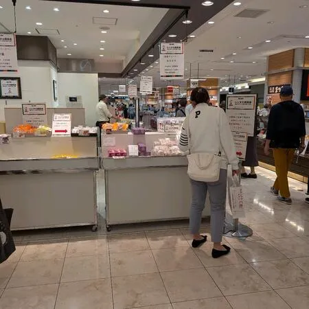 地下の食料品売り場にきました。
