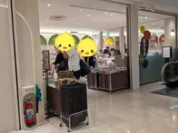 地下の食料品売り場にきました。
