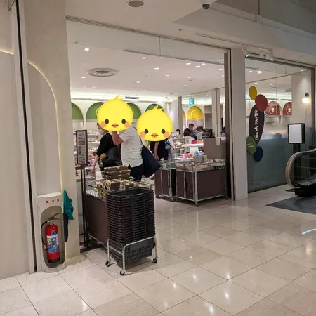 地下の食料品売り場にきました。
