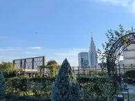 7階から階段を登って庭園に行きます。