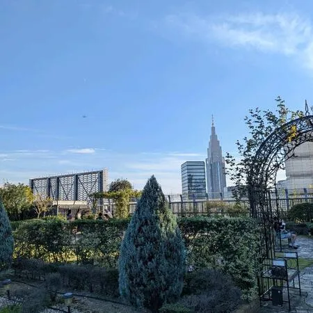 7階から階段を登って庭園に行きます。