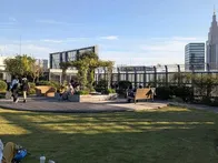 7階から階段を登って庭園に行きます。