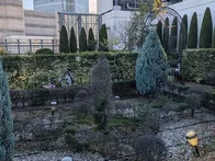 7階から階段を登って庭園に行きます。