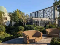 7階から階段を登って庭園に行きます。