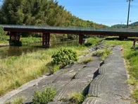 川に降りるための階段があり、駐車場...