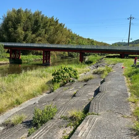 川に降りるための階段があり、駐車場...