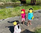 川に降りるための階段があり、駐車場...