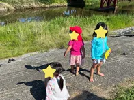 川に降りるための階段があり、駐車場...