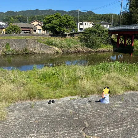 川に降りるための階段があり、駐車場...