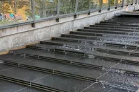 のどかな広々とした公園に階段状の水...