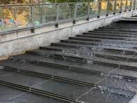 のどかな広々とした公園に階段状の水...