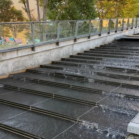 のどかな広々とした公園に階段状の水...