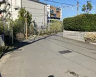電車の目の前の公園です。滑り台しか...