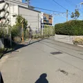 電車の目の前の公園です。滑り台しか...