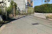 電車の目の前の公園です。滑り台しか...