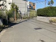 電車の目の前の公園です。滑り台しか...