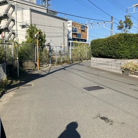 電車の目の前の公園です。滑り台しか...