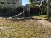 電車の目の前の公園です。滑り台しか...