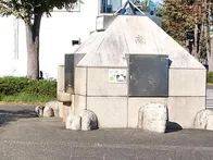 道路沿いにある公園です。奥ではボー...