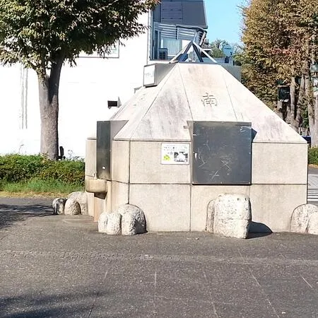 道路沿いにある公園です。奥ではボー...