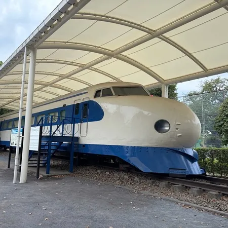 新幹線が飾ってあります。お山の滑り...
