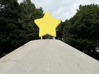 新幹線が飾ってあります。お山の滑り...