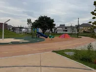 年齢別の遊具があり、桜の木がある原...